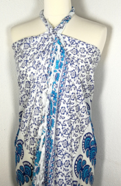 Sarong pauw, blauw tinten/wit. Symbool van onsterfelijkheid.