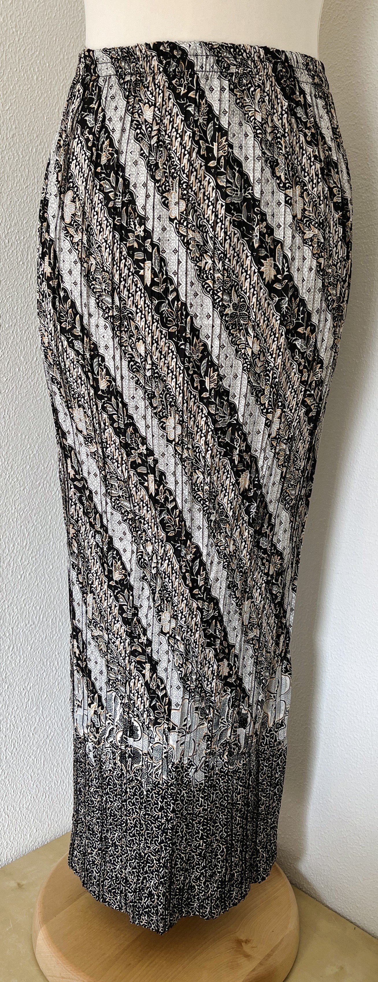 Batik uit Java. Authentieke rok plissé. Maatbereik 38 t/m 42.