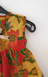 Eenvoudig jurkje van Javaanse batik. Maat 104/110.  4/5 jaar.