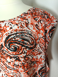 Mouwloze top. Paisley oranje/zwart. Maat 54.