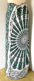 Sarong pauw, wit/groen/zwart.  Symbool van onsterfelijkheid.