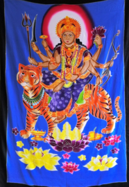 Wandkleed Durga Mata de grote hindoe-moedergodin. Durga is een onoverwinnelijke krijgsgodin. Ze rijdt op de tijgerin Dawon en beeldt mudras uit met haar handen.  1.75 bij 1.15 m. Met ophangkoord.