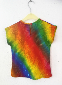 Prachtig handwerk van eigen label. Vrolijk regenboog shirtje. Gemaakt van speciale BingBatik. Sluit met knoopje achter. Maat  98-110   (3-5 jaar). 100% rayon, machinewas op 30  graden.