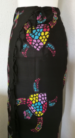 Sarong Bali Turtle zwart. Symbool voor een lang leven, kracht en betrouwbaarheid. 115 x 160 cm. 100% rayon (kunstzijde) wasbaar op 30 graden.  Met sarongknoop.