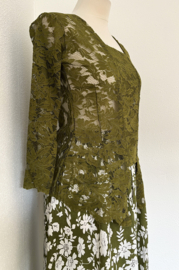 Traditionele kebaya set. Maat 36 en 42.
