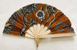 Kleurrijke waaier. Bamboe met batik stof 21,5 cm.