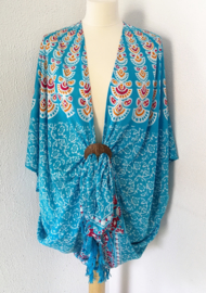 Sarong vest pauw, rood/wit/blauw/oker. Symbool van onsterfelijkheid. 100% rayon, met sarong knoop.