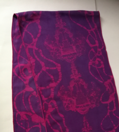 Exclusief batik sjaaltje uit Oost-Java. Lila/roze. 30x195 cm. 100% rayon. Wasbaar op 30 graden.