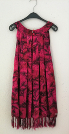 Heerlijk vlinder sarong jurkje.  Mouwloos modelletje met stolpplooien vanuit de halslijn. Sluit met een tweetal knoopjes achter. Voor 9/10 jaar.
