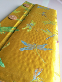 Handgemaakt opschrijfboek. Ongebleekt rijstepapier met schitterende velourse stoffen kaft met kokosknopen. 28x13x1,5 cm.