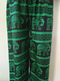 Prachtige olifanten broek van zacht glanzende rayon. Met breed elastiek in taille/ heupband, sierkoordje aan voorzijde, opgestikt zijvakje en elastiek in enkels. Binnenbeenlengte 73 cm. Heupwijdte tot 116 cm, taille tot max 90 cm.