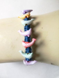 Macramé bracelet blauw met Bali dolfijntjes uit Lovina. Verstelbaar tot 30 cm. Handwerk.