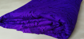 Schitterend kant voor kebaya's. Dieppaars, 142x224 cm. Goed voor twee kebaya's maat 42/44. Aan drie zijden een zelfkant. 100% elastische kanten rayon. Wasbaar op 30 graden