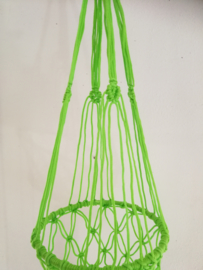 Vrolijke zomerse macramé plantenhanger appelgroen.