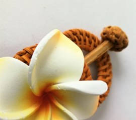 Knot speld. Bali rotan handwerk. Met wit/oranje frangipani bloem. 13,5 cm lang.