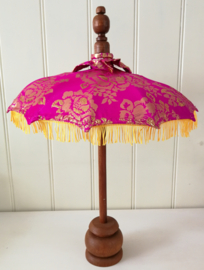 Bali parasol 60 cm hard roze.  Diameter 47 cm. Op houten voet van palisander.