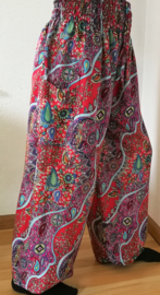 Broek 'Paisley dream', rood/multi. Maat 42 t/m 46.