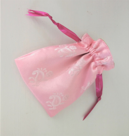 Baby Gekko 13 cm. De gekko staat symbool voor geluk, bescherming en een lang en vruchtbaar leven.  Wordt geleverd in een prachtig roze batik zakje.