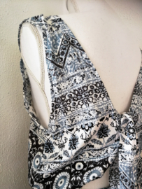 Korte zomerse mouwloze jumpsuit 'Batik fun'.  Met grappige brede strikband op de rug, die over over de bh. band valt. Elastische taille en mooi uitgesneden rug. 100% zachte rayon. maat 36 t/m 40.