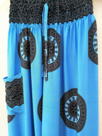 Broek Mandala dua blauw.  Met breed elastiek in taille/ heupband, sierkoordje aan voorzijde, opgestikt zijvakje en elastiek in enkels. Wijde pijp en normaal kruis. Binnenbeenlengte 79 cm. Heupwijdte tot 1.15 m, taille tot max 84 cm. 100% rayon.