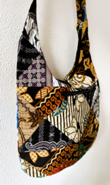 Schoudertas 38 x 29 cm. Hoofdvak en zijvak met rits. Gevoerd.