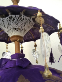 Traditionele ceremoniële Balinese  parasol. Schitterend handwerk, met zeer bijzondere authentieke  details afgewerkt. Op teakhouten voet. Hoogte 110 cm. Diameter parasols 38 en 54 cm.m.