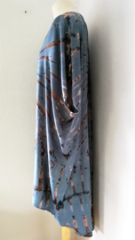 Schitterende oversized tie dye kaftan met unieke print, antraciet/zwart/choco. Aangeknipte mouw en a-symetrische zoom. Lang model. Bovenwijdte 168 cm, lengte voor 103 cm, lengte achter 126 cm. 100% rayon.