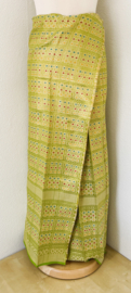 Luxe en authentieke traditionele Balinese set. Maat 54.