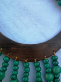 Grote halsketting. Halve maan van palisander met groene houten kralen. Lengte koord tot max. 36 cm. 