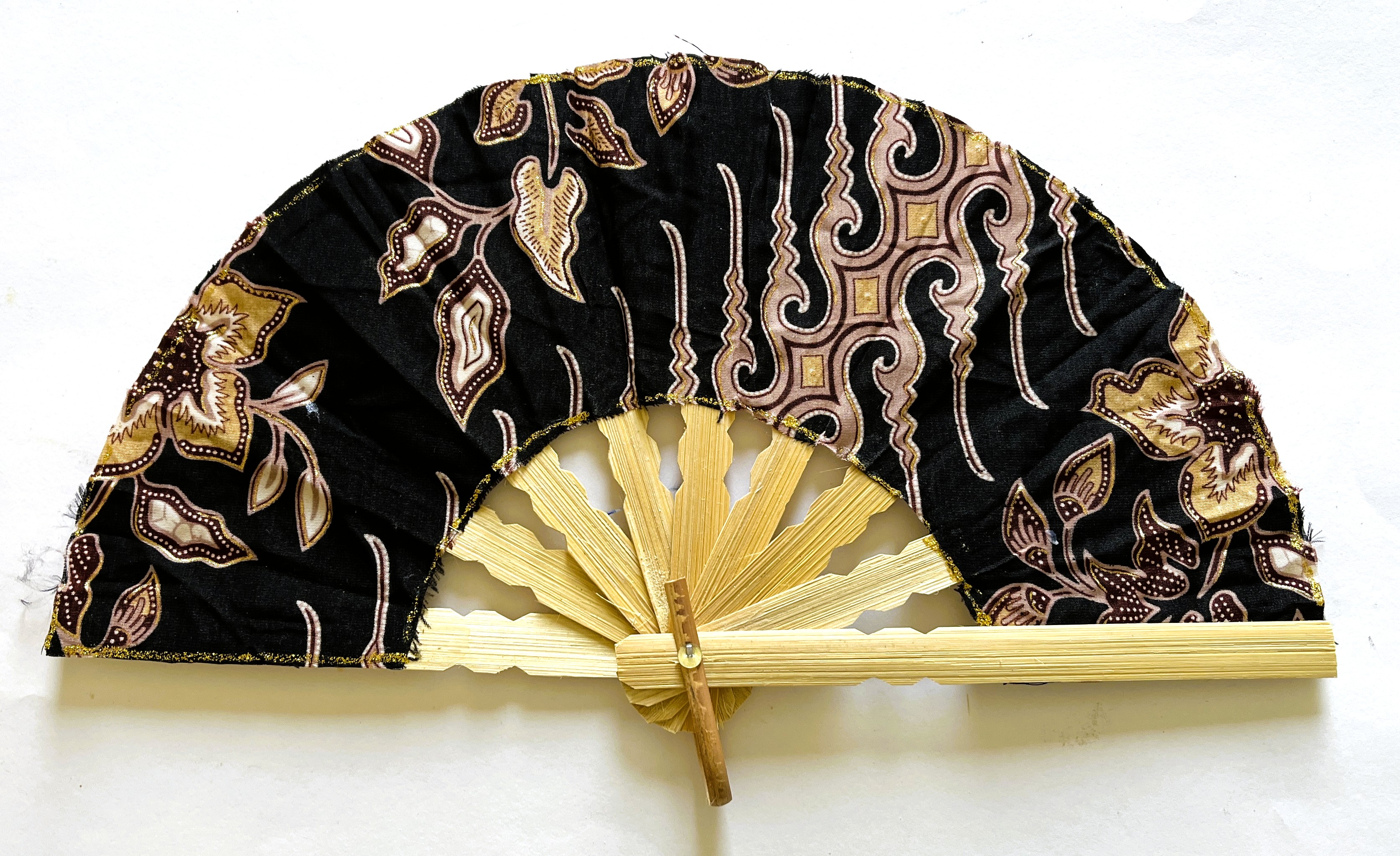 Kleurrijke waaier. Bamboe met batik stof 20 cm.