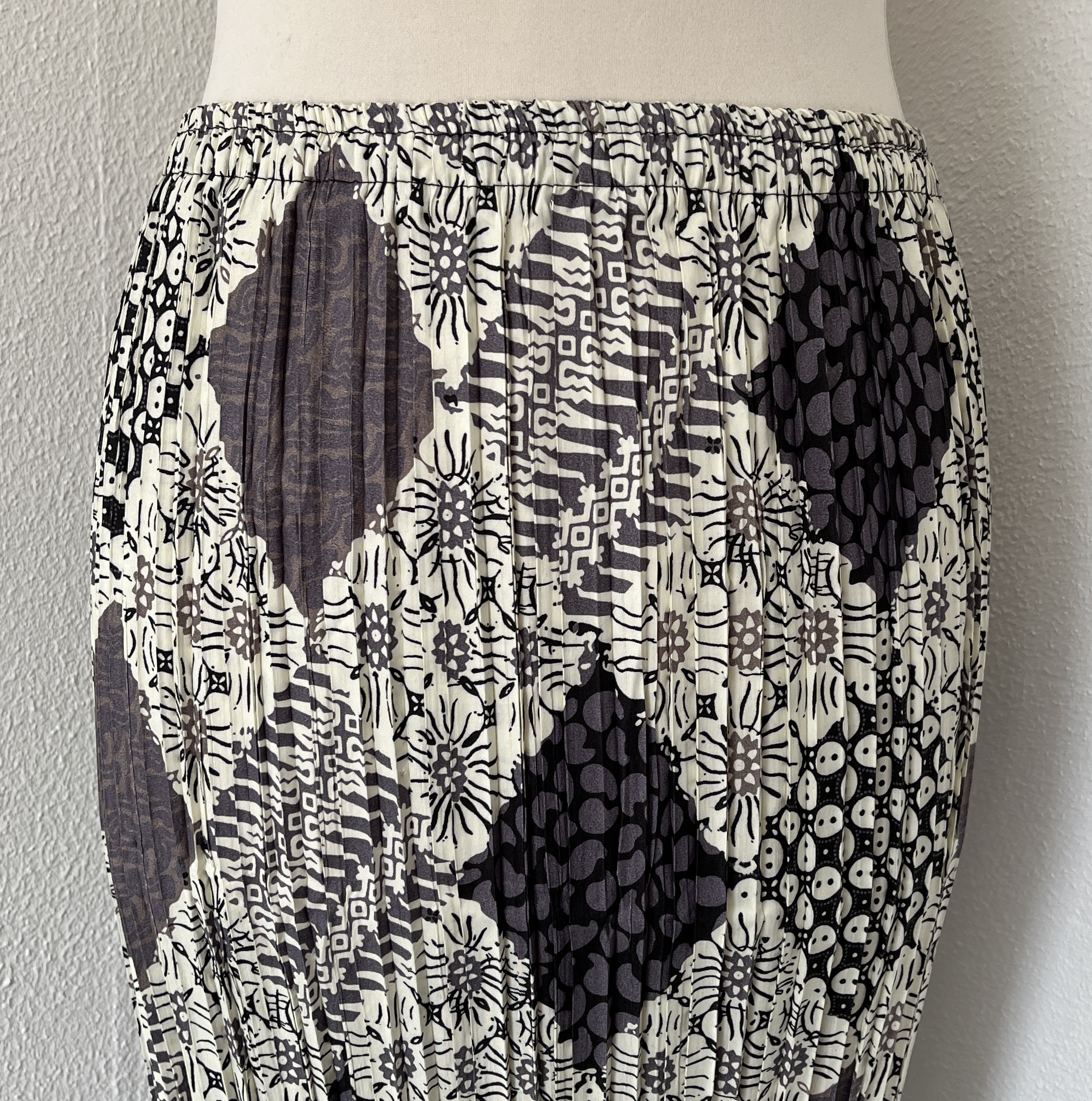 Batik uit Java. Authentieke rok plissé. Maatbereik 36 t/m 40.