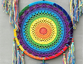 Juweel van een mandala chakra dromenvanger XXL. Deze dromenvanger is gemaakt door een complete Balinese familie. Met vijf mandala's van 42, 31, 22 en 17 cm. Totale lengte 160 cm. Laat je dromen opnemen in het wiel van de magie.