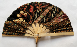 Kleurrijke waaier. Bamboe met batik stof 21,5 cm.