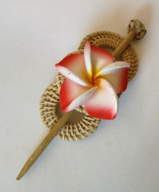 Knot speld. Bali rotan handwerk. Met rode frangipani bloem. 13,5 cm lang.