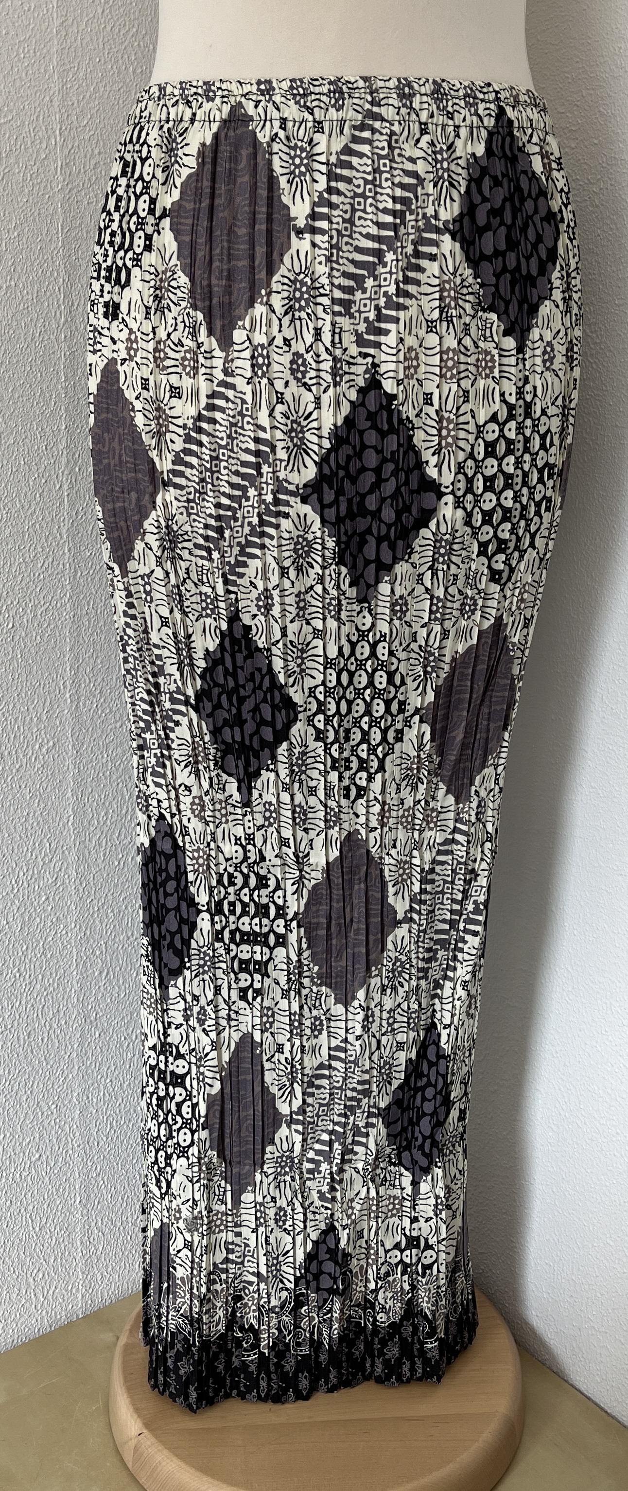 Batik uit Java. Authentieke rok plissé. Maatbereik 36 t/m 40.