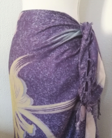 Kleine maat sarong Tie dye pennenstreek paars. 110x140 cm. 100% rayon wasbaar op 30 graden. Met sarongknoop