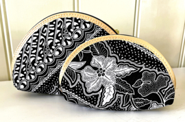Prachtige set van twee batik tasjes.
