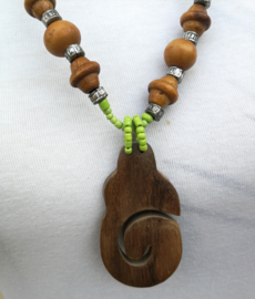 Tribal ketting appelgroen. Totale lengte 27 cm. 
