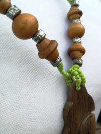 Tribal ketting appelgroen. Totale lengte 27 cm. 