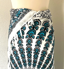 Sarong pauw, zwart/wit/blauw. Symbool van onsterfelijkheid.