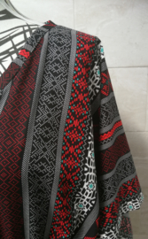 Balinees tuniek jurkje, dé 2021 trend in Indonesie. Bali art rood/zwart. Bovenwijdte max 148 cm, taille max 148 cm, lengte 84 cm. Op maat te maken door tunnel met koord in de taille, één maat. 100% rayon.