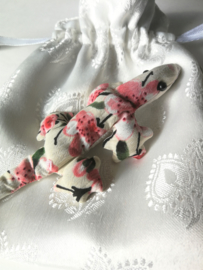 Baby Gekko 13 cm. De gekko staat symbool voor geluk, bescherming en een lang en vruchtbaar leven.  Wordt geleverd in een prachtig wit batik zakje met rood lintje..