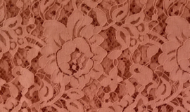 Schitterend kant voor kebaya's. Zalm.