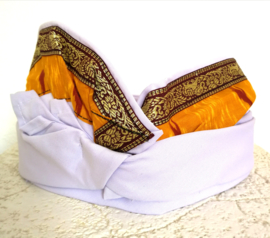 Udeng. Traditioneel Balinees hoofddeksel voor Hindu priesters. Omtrek 58 cm.