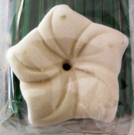 Wierook pakje met  +/- 20 stokjes ylang ylang en handgemaakt stenen houdertje. De afbeeldingen van de houdertjes en de kleur van het bloemetje op de verpakking kunnen per pakje verschillen.