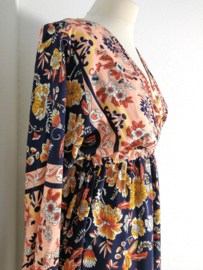 Bali Flower maxi lente jurkje met lange mouw. 100% zacht glanzende rayon. Maat 36/38.
