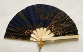 Kleurrijke waaier. Bamboe met batik stof 21,5 cm.