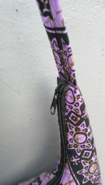 Batik schoudertas 38 x 29 cm. Hoofdvak en zijvak met rits. Gevoerd.