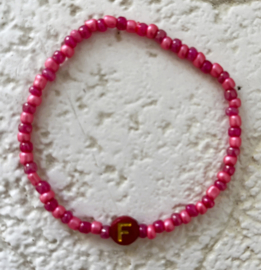 Uit het atelier van Puck. Naam armbandje  'F'.