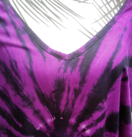 Schitterende oversized tie dye kaftan met unieke print.  Aangeknipte mouw en a-symetrische zoom. Lang model. Purple/zwart en een spoortje wit. Bovenwijdte 160 cm, lengte voor 100 cm, lengte achter 125 cm. 100% rayon.